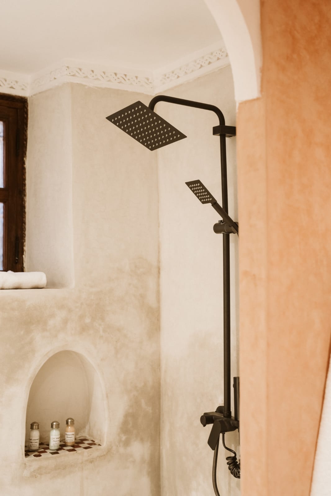 Tadelakt shower with arched niche and amenities, Riad Dar Alhambra