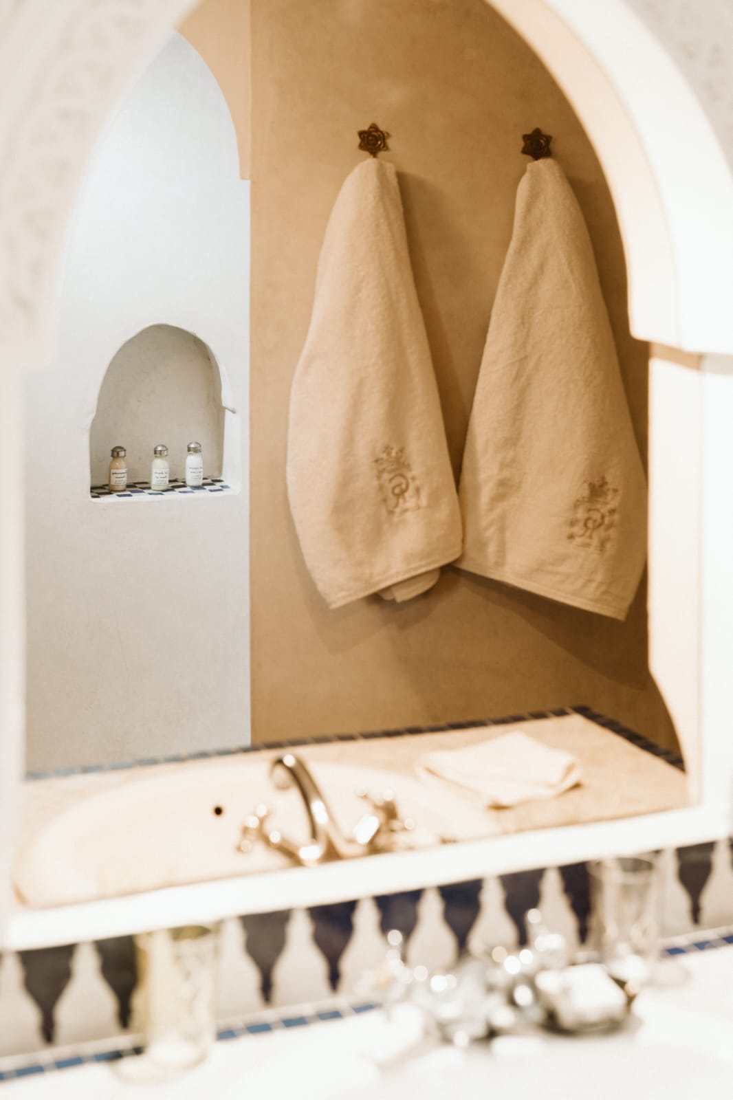 Towels and amenities in an arched tadelakt niche, Riad Dar Alhambra